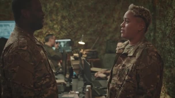 Sklopený Záběr Dvou Etnicky Různorodých Velitelů Mužských Ženských Vojenských Kontrolních — Stock video