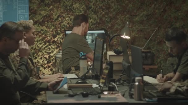 Střední Záběr Sebevědomého Bělošského Vojenského Velitele Mluvícího Vysílačky Pak Předávající — Stock video