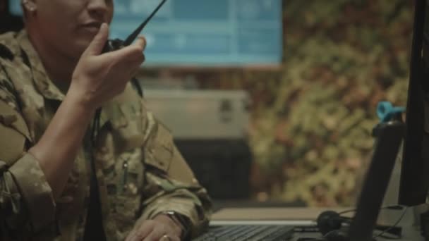 ラジオのセットを取って 夜に軍事管理センターで働いている間に報告書を送るBiracial女性の公務員のウエスト — ストック動画