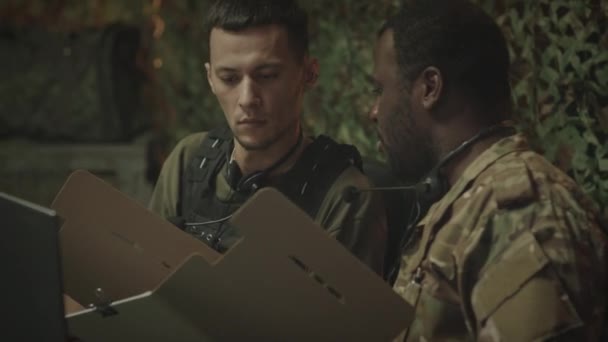 Midjan Upp Två Etniskt Olika Manliga Militära Officerare Kamouflage Uniform — Stockvideo