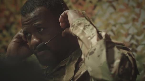 Peito Oficial Militar Masculino Preto Uniforme Camuflagem Falando Fone Ouvido — Vídeo de Stock