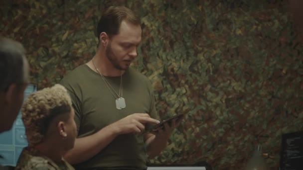 Medium Skott Säker Kaukasisk Militär Befälhavare Tittar Övervakningsprogram Digital Tablett — Stockvideo