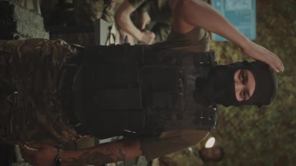 Vertikalt Medium Slowmo Porträtt Unga Allvarliga Biracial Kvinnlig Soldat Tar — Stockvideo