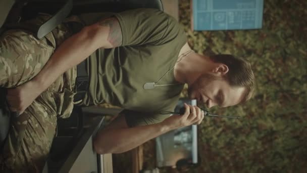 Vertikální Středně Pomalý Portrét Bělošského Brutálního Vojenského Důstojníka Jak Mluví — Stock video