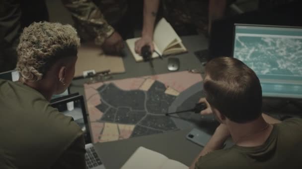 Фото Многонациональных Военных Камуфляжной Форме Стоящих Столом Спутниковой Картой Обсуждающих — стоковое видео