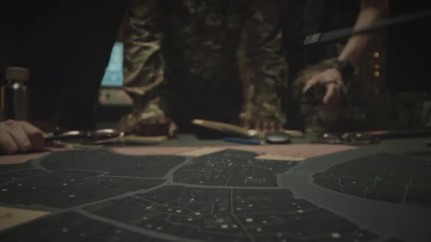 Beskuren Närbild Oigenkännliga Militära Arbetare Med Walkie Talkies Händerna Undersöka — Stockvideo