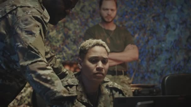 Dos Militares Étnicamente Diversos Mirando Pantalla Del Portátil Discutiendo Mientras — Vídeos de Stock