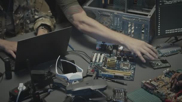 Multirassische Gruppe Militärischer Überwachungsoffiziere Montiert Computerprozessoren Lötet Motherboards Und Liest — Stockvideo