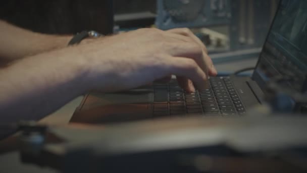 Luta Upp Brutala Säkerhet Militär Officer Skriva Laptop Tangentbord När — Stockvideo