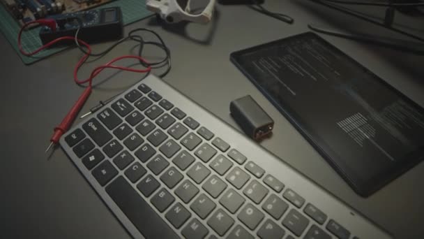 Parçalanmış Anakart Kablosuz Klavye Gece Askeri Gözetim Işyerindeki Masada Kablolu — Stok video