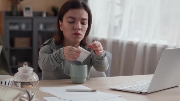 让白种人的侏儒妇女在家里工作的时候喝着咖啡 — 图库视频影像