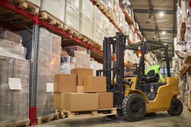 Forklift kamyonunun arkaplan görüntüsü deponun içinde uzun raflı, kopyalama alanı