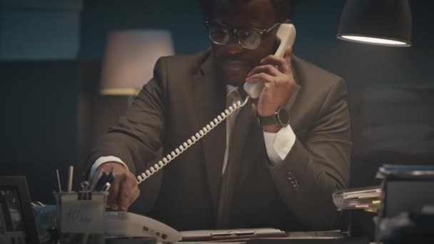 Tilt Taille Shot Van Afro Amerikaanse Mannelijke Executive Dragen Pak — Stockvideo