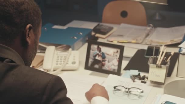 Egy Elfoglalt Afro Amerikai Üzletember Válla Fölött Aki Képeket Néz — Stock videók