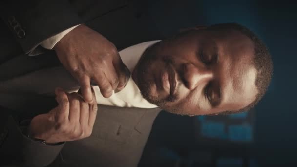 Vertikal Midja Upp Porträtt Framgångsrik Afroamerikansk Affärsman Bär Elegant Kostym — Stockvideo