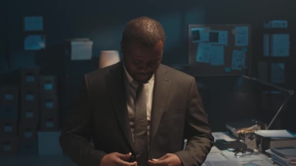 Mittleres Porträt Eines Selbstbewussten Afroamerikanischen Geschäftsmannes Der Seinen Anzug Anzieht — Stockvideo