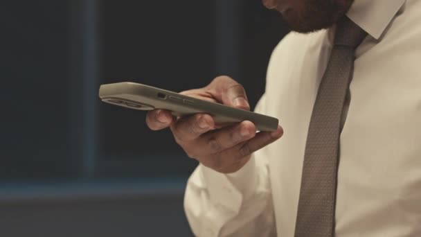 Hombre Negro Usando Teléfono Inteligente Para Tomar Fotos Documentos Comerciales — Vídeo de stock