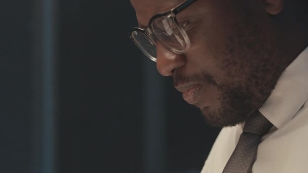 Mittlere Nahaufnahme Eines Schwarzen Männlichen Unternehmers Mit Brille Der Kaffee — Stockvideo