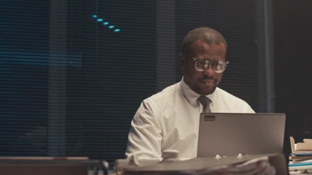 Pas Górę Zajęty Afroamerykanin Męski Przedsiębiorca Okularach Patrząc Laptopa Notatki — Wideo stockowe