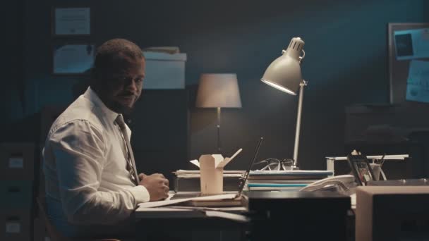 Média Foto Workaholic Trabalhador Negro Escritório Sentado Mesa Escritório Escuro — Vídeo de Stock