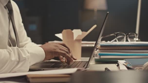 Tilt Van Workaholic Afro Amerikaanse Zakenman Met Behulp Van Laptop — Stockvideo