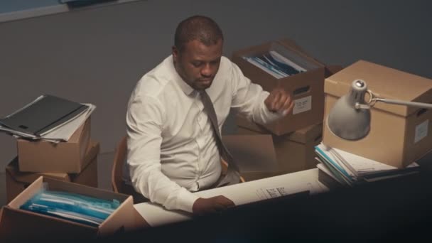 Cima Tiro Homem Preto Sentado Mesa Por Computador Portátil Olhando — Vídeo de Stock