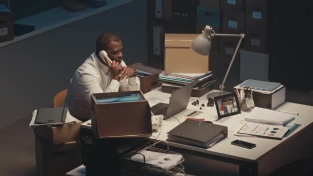 Tiro Médio Executivo Masculino Preto Tendo Conversa Telefônica Telefone Fixo — Vídeo de Stock