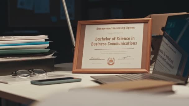 Keine Menschen Erschossen Diplom Des Bachelor Science Business Communications Rahmen — Stockvideo