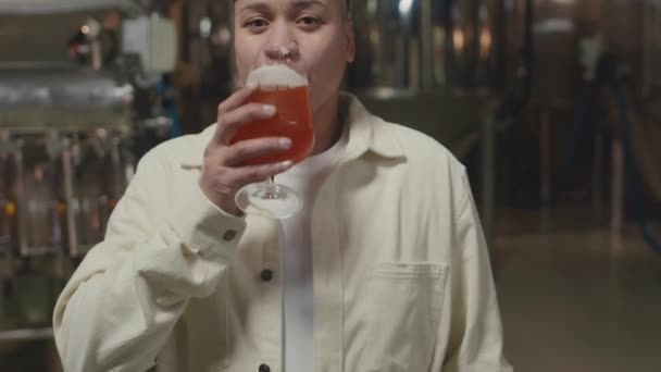 Retrato Lentitud Media Trabajadora Cervecera Biracial Sonriendo Cámara Mientras Degustaba — Vídeos de Stock