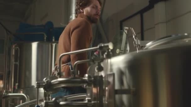 Kafkasyalı Erkek Bira Fabrikası Uzmanının Paslanmaz Çelik Bira Tankının Içine — Stok video