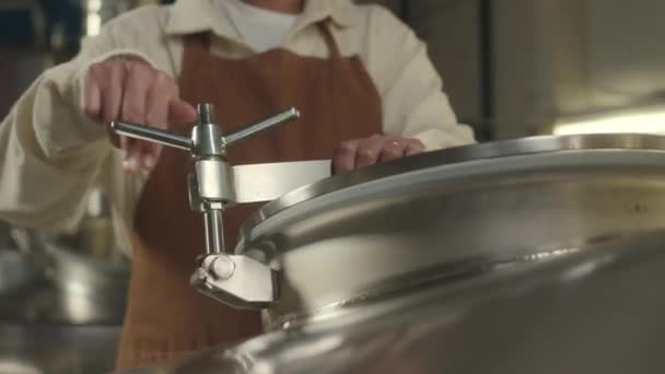 Обрізаний Знімок Майстра Пивоваріння Фартусі Відкриває Пивоварний Бак Дивиться Всередину — стокове відео