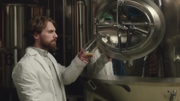 Medium Shot Van Kaukasische Baardbrouwmeester Witte Labjas Die Vers Biermonster — Stockvideo