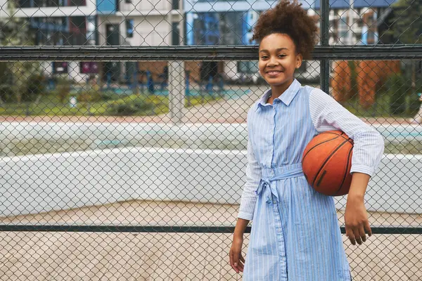 Mutlu Başarılı Okul Kızı Basketbol Sahasında Basketbol Topunu Tutarken Kameraya — Stok fotoğraf
