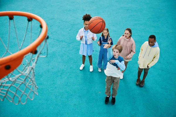 Kültürler Arası Okul Çocuklarının Oyun Sahasında Basketbol Oynamaları Bir Tanesinin — Stok fotoğraf