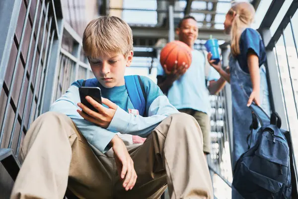 Jugendlicher Schüler Mit Rucksack Blättert Smartphone Während Auf Spielplatz Gegen — Stockfoto