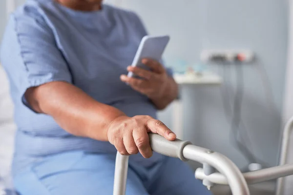 Närbild Äldre Kvinna Med Hjälp Mobilitet Stöd Sjukhusrum Kopiera Utrymme — Stockfoto