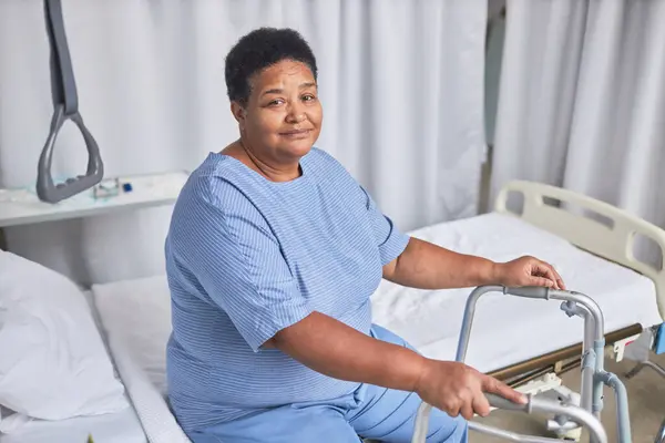 Porträtt Afroamerikanska Senior Kvinna Tittar Kameran Medan Sitter Sängen Sjukhusrum — Stockfoto