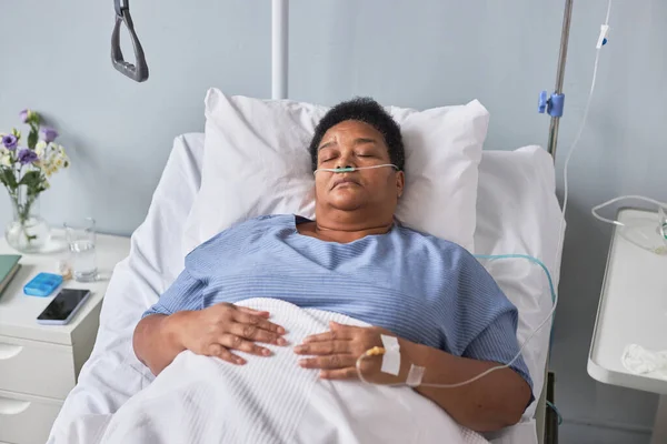 Black Senior Woman Laying Bed Hospital Room Support High Angle — Stock Photo, Image