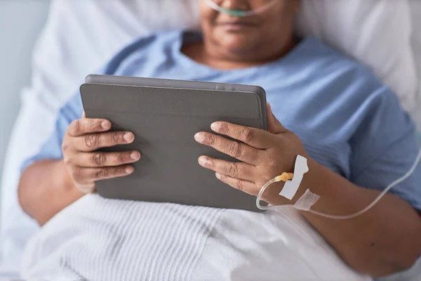 Närbild Svart Kvinna Som Håller Digital Tablett När Ligger Sjukhus — Stockfoto