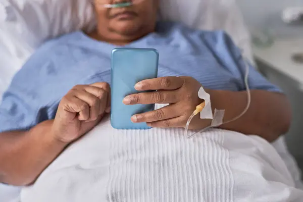 Close Black Woman Holding Smartphone While Laying Bed Hospital — Stock Photo, Image