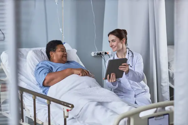 Portrait Smiling Young Nurse Showing Digital Tablet Senior Woman Hospital — Stock Photo, Image