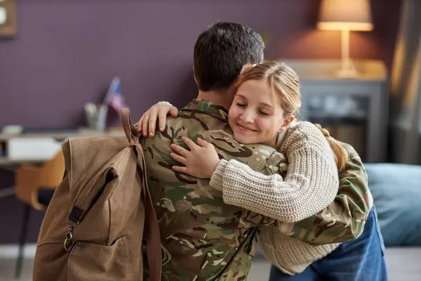 笑着拥抱父亲的女孩从军回家的画像 — 图库照片