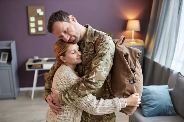 Vita Fino Ritratto Adolescente Ragazza Abbracciando Padre Militare Tornare Casa — Foto Stock