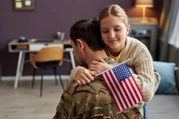 Porträtt Tonåring Flicka Omfamna Militär Pappa Och Hålla Amerikansk Flagga — Stockfoto