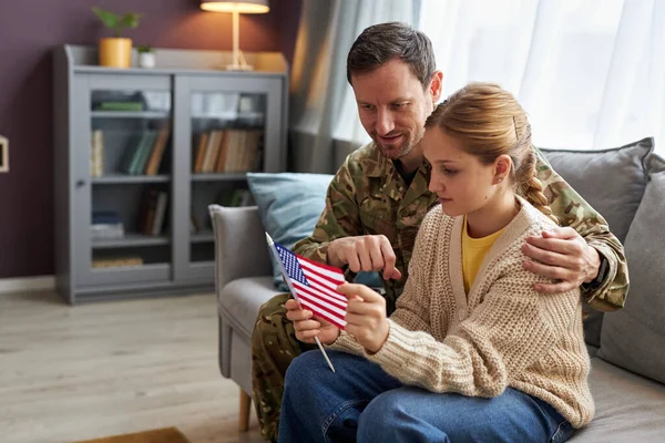Boční Pohled Portrét Otce Vojenské Uniformě Mluví Dcerou Doma Kopírovací — Stock fotografie
