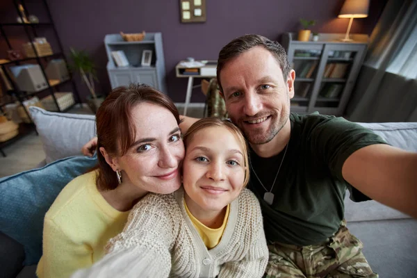 父親と3人の家族の高角度の肖像画は 一緒にセルフィー写真を撮り カメラを見ている軍隊で奉仕しています — ストック写真