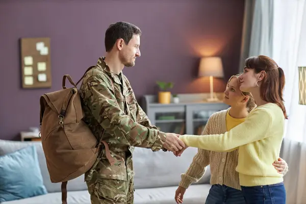 Boční Pohled Portrét Vojáka Rodinou Vítající Doma — Stock fotografie