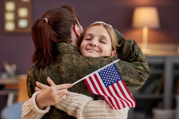 Portrét Šťastné Dívky Objímající Matku Vracející Domů Vojenské Služby — Stock fotografie