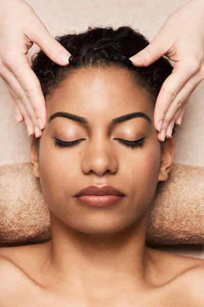 Czarny Młody Kobieta Otrzymywać Relaks Głowa Masaż Salon Piękności — Zdjęcie stockowe