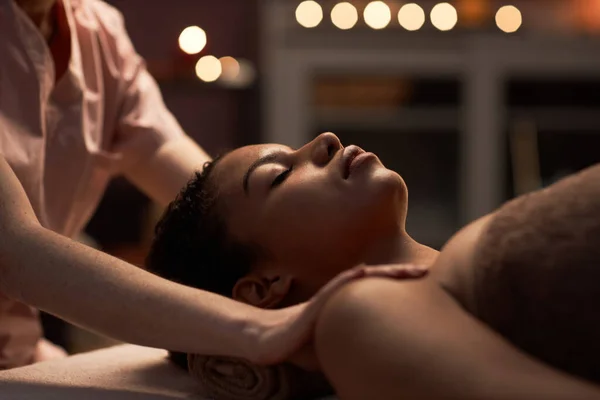 Młoda Kobieta Dostaje Relaksujący Masaż Ramion Salonie Spa — Zdjęcie stockowe